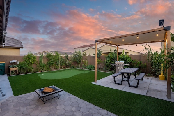 Say hello to the ultimate backyard experience! From laid-back afternoons playing putt-putt to cozy evenings by the firepit, this Arizona retreat is made for memory-making.