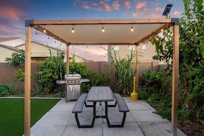 Fire up the grill and gather around the table—dinner tastes better under the Arizona sky! Enjoy unforgettable meals, laughter, and sunset views from the comfort of your private outdoor dining space.