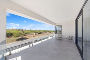 This spacious balcony at Malmokweg 48 overlooks the scenic Tierra del Sol—perfect for soaking up Aruba’s sunshine in peace and style.