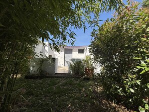 Vista frontal de la propiedad