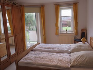 Das Schlafzimmer bietet ebenso wie das Wohnzimmer einen Zugang zum Balkon.