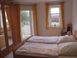 Das Schlafzimmer bietet ebenso wie das Wohnzimmer einen Zugang zum Balkon.