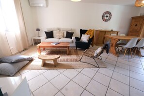 Holiday rental MOURIÈS house to rent living room