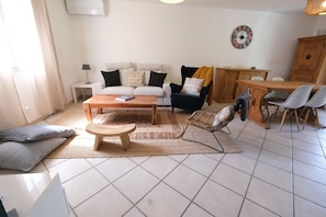 Holiday rental MOURIÈS house to rent living room