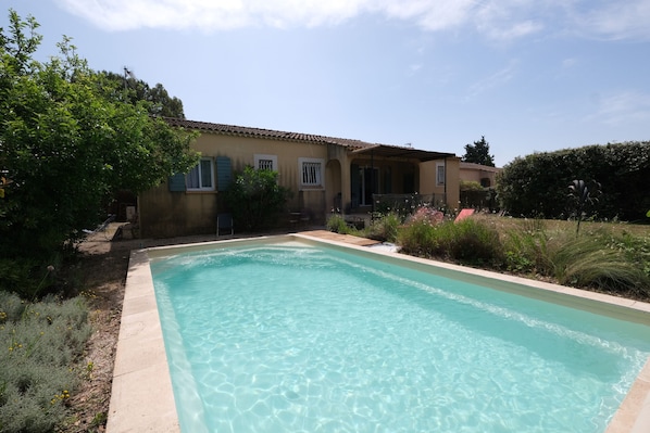 MOURIÈS holiday rental house for rent with pool