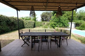 MOURIÈS holiday rental house for rent with pool