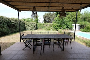 MOURIÈS holiday rental house for rent with pool