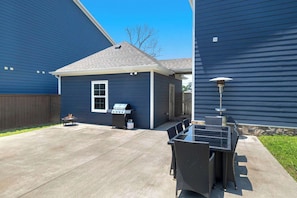 Outside, you'll love our private backyard with a dining table, grill, and fire pit! Settle in for the perfect DT Rogers getaway for your crew!