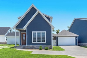 WALKABLE to all of downtown Rogers!