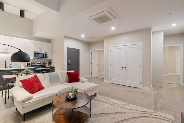 The living room invite you to relax and unwind, with a layout designed to maximize comfort and tranquility.