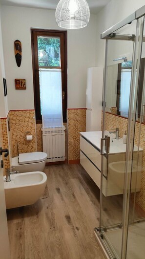 Autumn, Bathroom, Spring, Summer