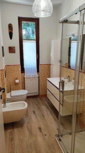 Autumn, Bathroom, Spring, Summer