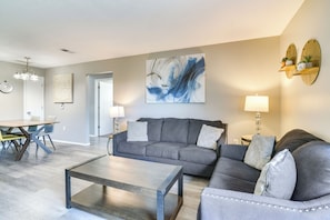 Living Room | Queen Sleeper Sofa | Central Heating & A/C | Free WiFi | Smart TV