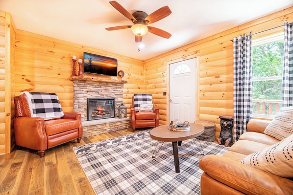 Oldham Ridge Retreat's cozy living area