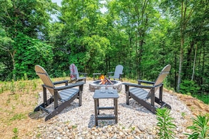 Oldham Ridge Retreat's outdoor firepit