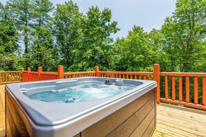 Oldham Ridge Retreat's bubbling hot tub