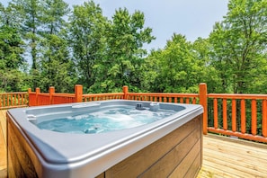 Oldham Ridge Retreat's bubbling hot tub