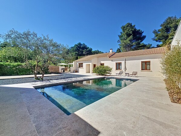 maison exposée sud climatisée  pool house terrain pétanque 12x4 piscine 8x4