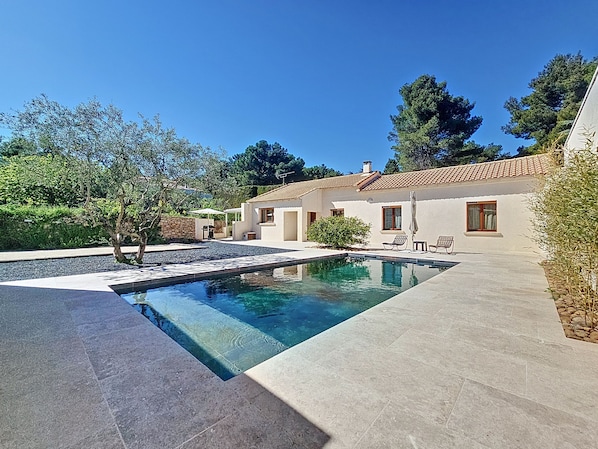 maison exposée sud climatisée pool house terrain pétanque 12x4 piscine 8x4