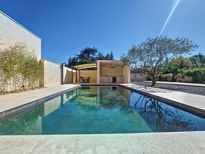 Piscine  /douche solaire  /pool house/pergola( tables +chaises) 