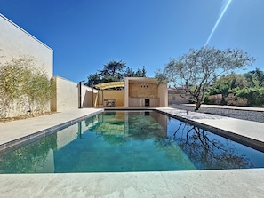Piscine /douche solaire /pool house/pergola( tables +chaises)