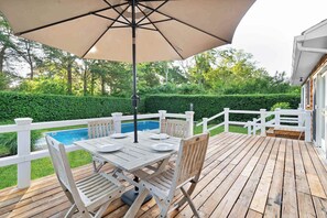 Alfresco dining with pool view