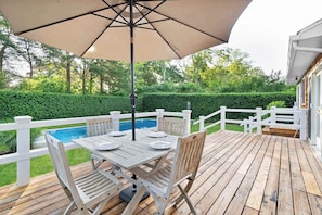 Alfresco dining with pool view