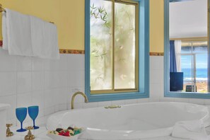 Spa with a View
Soak, unwind, and take in the view — your private spa bath looks straight out to the ocean. A full bathroom with serious holiday vibes.
