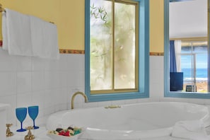 Spa with a View
Soak, unwind, and take in the view — your private spa bath looks straight out to the ocean. A full bathroom with serious holiday vibes.