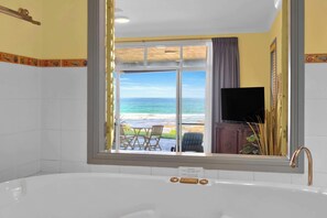 Spa with a View
Soak, unwind, and take in the view — your private spa bath looks straight out to the ocean. A full bathroom with serious holiday vibes.
