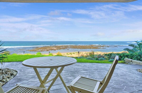 Ocean views for days.
Slide open the doors, sip your coffee or wine, and unwind with the waves just steps away. Effortless indoor-outdoor living, exactly how it should be.