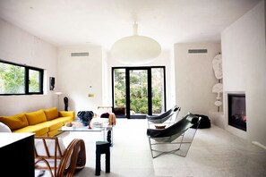 Living Room facing Entrance