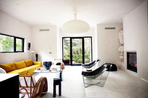Living Room facing Entrance