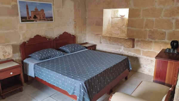 Historic Farmhouse With Courtyard, Kitchen Terrace And Rooftop With Pool - Malta