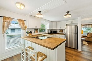 Beautifully updated full kitchen