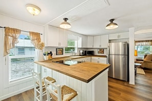 Beautifully updated full kitchen