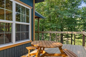 Outdoor picnic table (umbrella located in bedroom 1 closet)