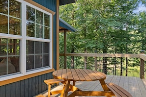 Outdoor picnic table (umbrella located in bedroom 1 closet)