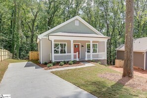 Enjoy the convenience of private driveway parking of up to 3 cars and 1-step entry into the home!