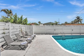 Pool Deco Loungers