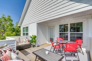 Upper Balcony | Outdoor Seating