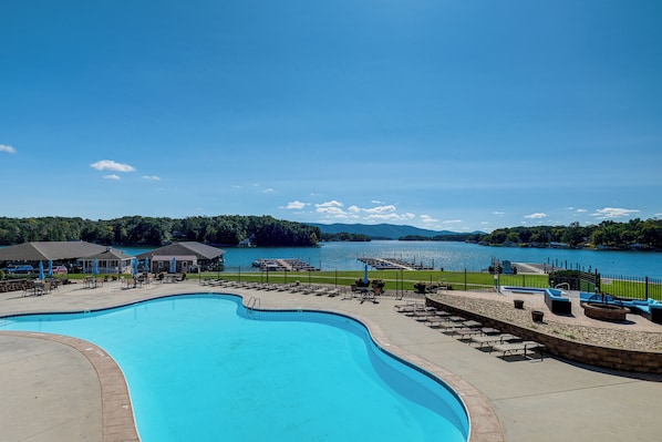Huddleston Vacation Rental | 2BR | 2.5BA | Step-Free Entry | 1,400 Sq Ft