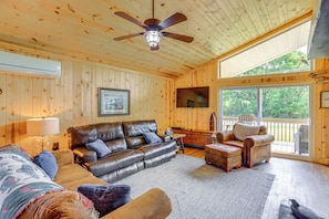 Living Room | Free WiFi | Flat-Screen TV | Sleeper Sofa | Central A/C & Heat