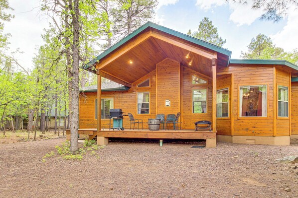 Pinetop Vacation Rental | 3BR | 2BA | Steps Required | 1,635 Sq Ft