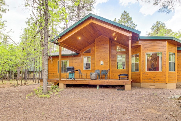 Pinetop Vacation Rental | 3BR | 2BA | Steps Required | 1,635 Sq Ft