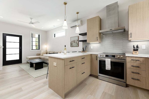 Cook in comfort in this luminous, fully-equipped kitchen that combines functionality with elegant aesthetics.