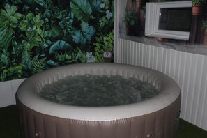 Indoor spa tub