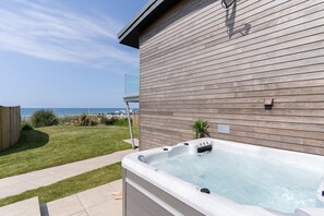 Hot tub at The Pepperpot, The Lookout, Widemouth Bay, Cornwall, self catering with Beach Retreats.