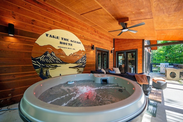 Relax in the private hot tub or kick back on the plush outdoor patio — the perfect combination for unwinding and enjoying the great outdoors at your Broken Bow retreat.