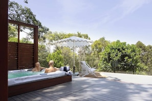 Outdoor spa tub